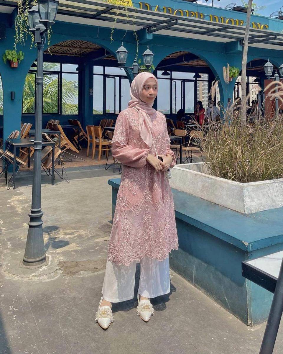 inspirasi OOTD kondangan dengan kebaya modern dan dress warna pink (instagram.com/zahrskina)