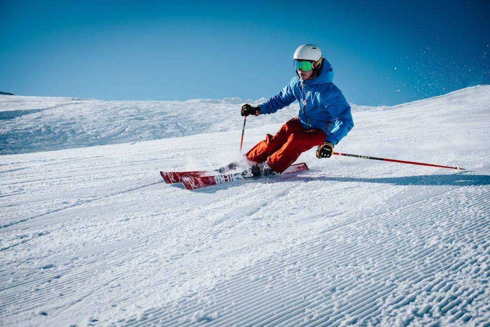 Ilustrasi orang bermain ski (unsplash.com/maarten_jpg)