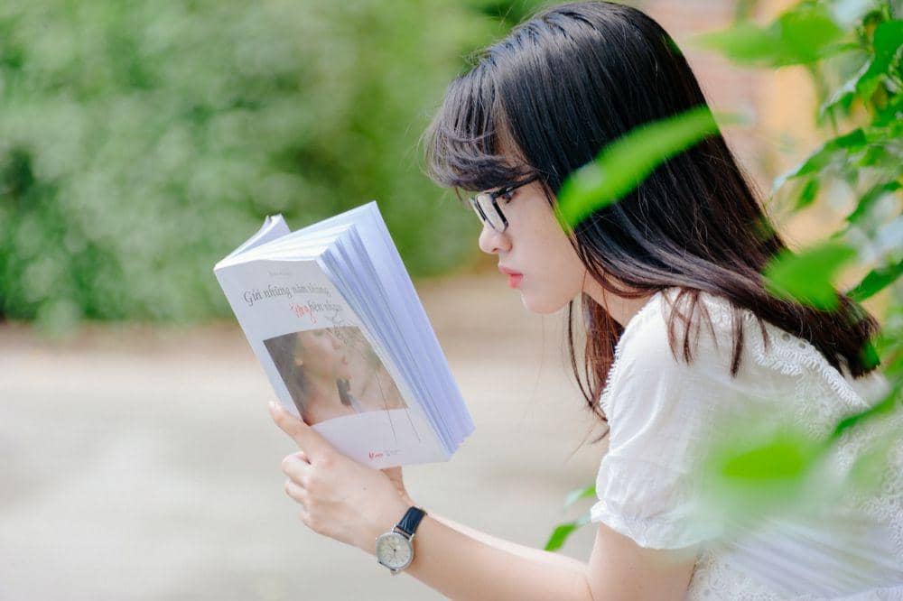 ilustrasi sedang membaca buku (pexels.com/Min An)