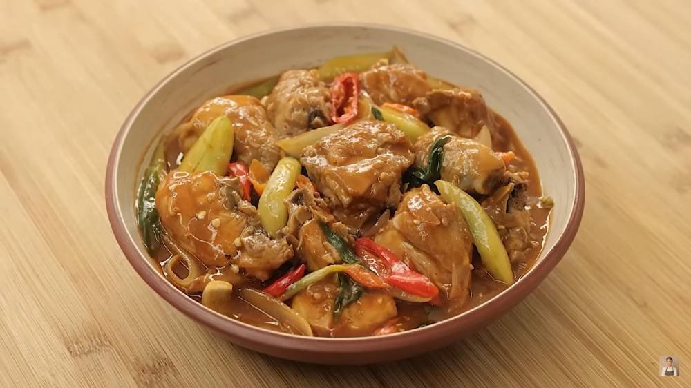 Potret ayam asam manis pedas ala Devina Hermawan (youtube.com/Devina Hermawan)