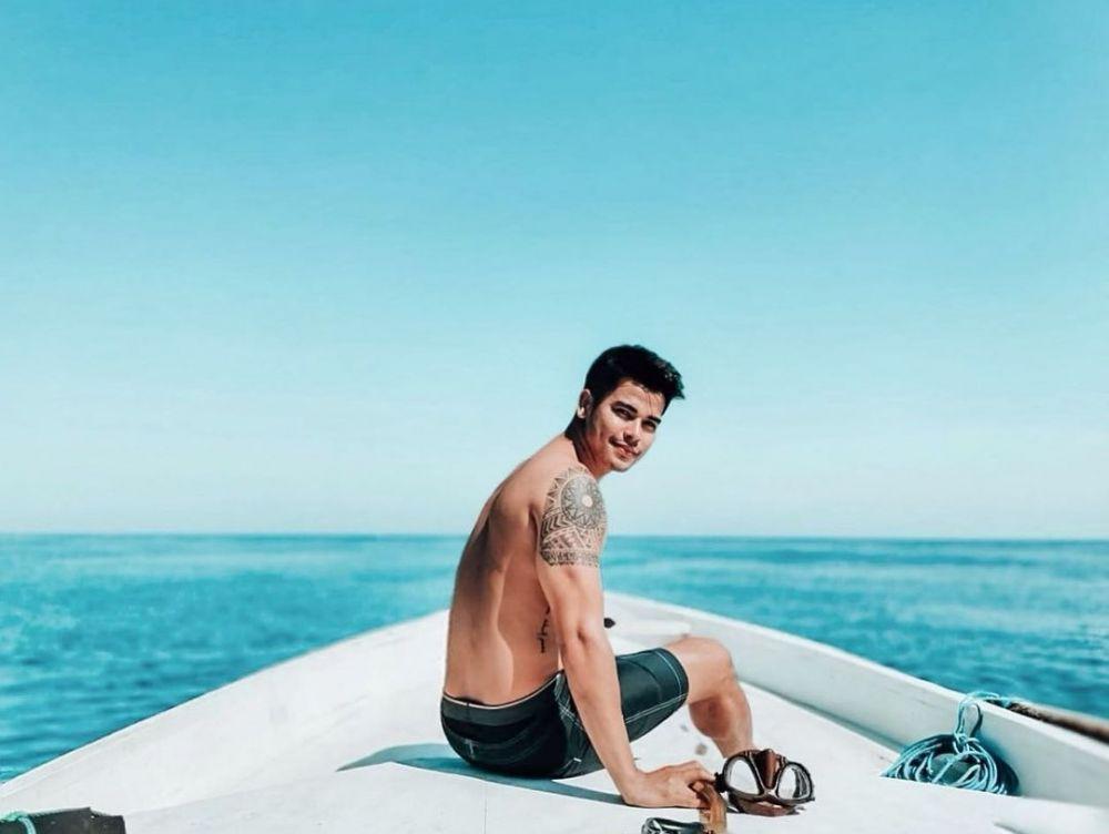 9 Potret Aktor Leo Consul Healing di Pantai, Adem!