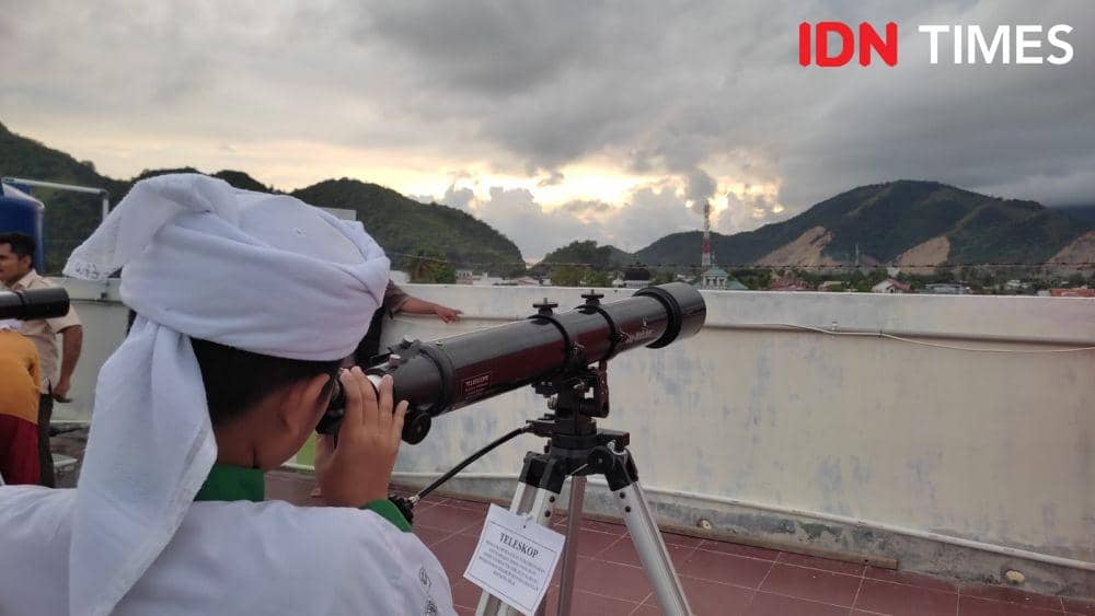 Puncak gerhana bulan total di Aceh tidak terlihat karena cuaca mendung. (IDN Times/Muhammad Saifullah)