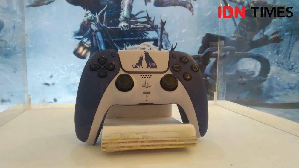 dual sense PS5 edisi God of War (IDN Times/Fatkhur Rozi)
