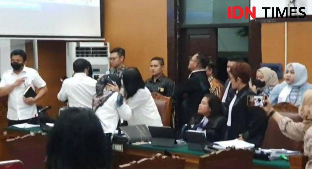 Saksi dalam kasus pembunuhan berencana Brigadir J, yakni Susi, yang merupakan ART Ferdy Sambo, dipeluk oleh putri candrawathi. (IDN Times/ Lia Hutasoit)