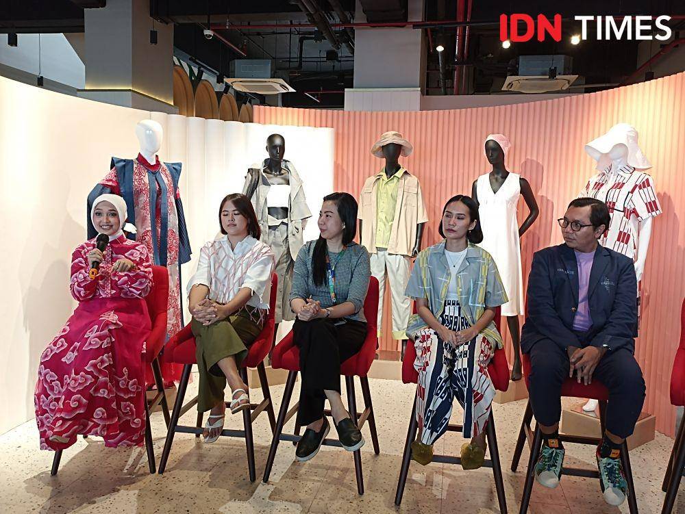 Press Conference Re-See Jakarta Fashion Week 2023 yang menampilkan koleksi dari 5 brand lokal. 9 November 2022. (IDN Times/M. Tarmizi Murdianto)