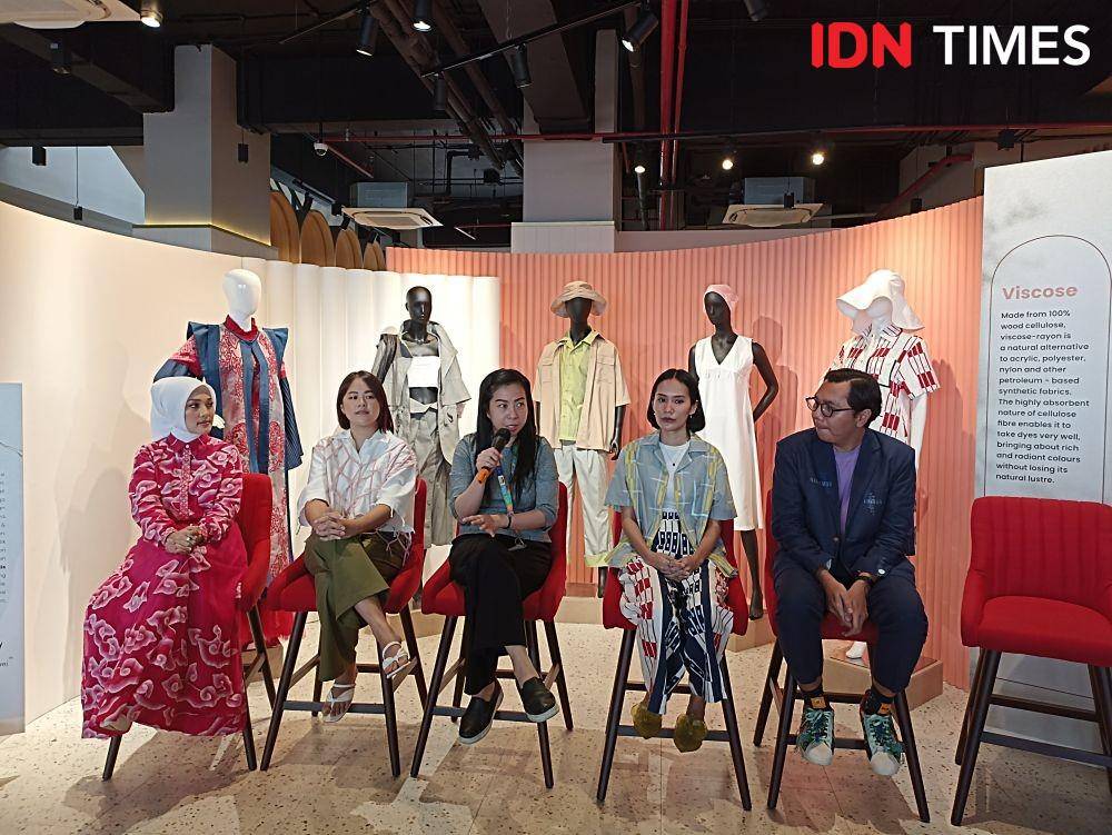 Press Conference Re-See Jakarta Fashion Week 2023 yang menampilkan koleksi dari 5 brand lokal. 9 November 2022. (IDN Times/M. Tarmizi Murdianto)