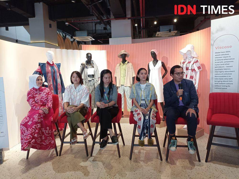 Press Conference Re-See Jakarta Fashion Week 2023 yang menampilkan koleksi dari 5 brand lokal. 9 November 2022. (IDN Times/M. Tarmizi Murdianto)