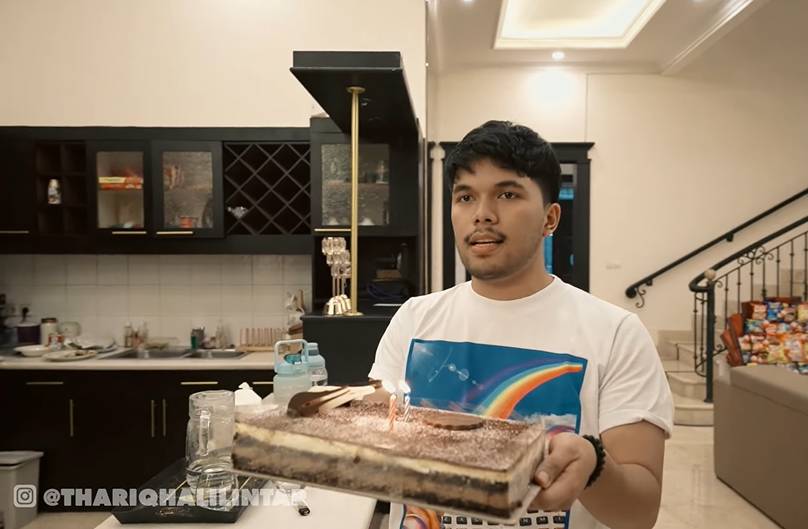 Thariq Halilintar kasih surprise ibunya (YouTube.com/Thariq Halilintar)