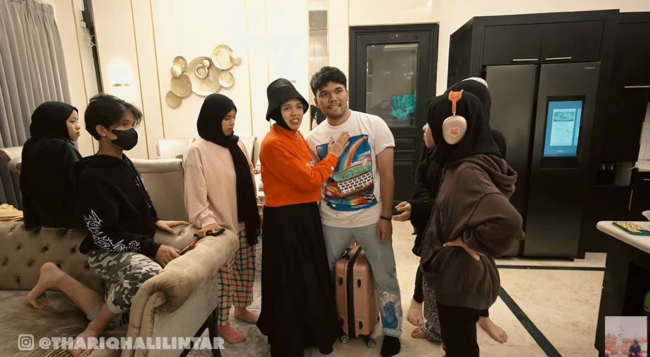 Thariq Halilintar kasih surprise ibunya (YouTube.com/Thariq Halilintar)