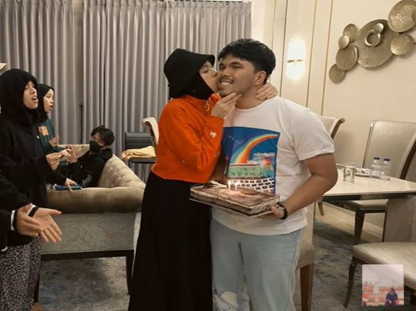 Thariq Halilintar kasih surprise ibunya (YouTube.com/Thariq Halilintar)