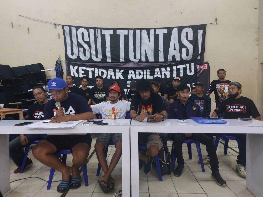 Tim gabungan Aremania saat menjelaskan mengenai dana donasi. IDN Times/Alfi Ramadana