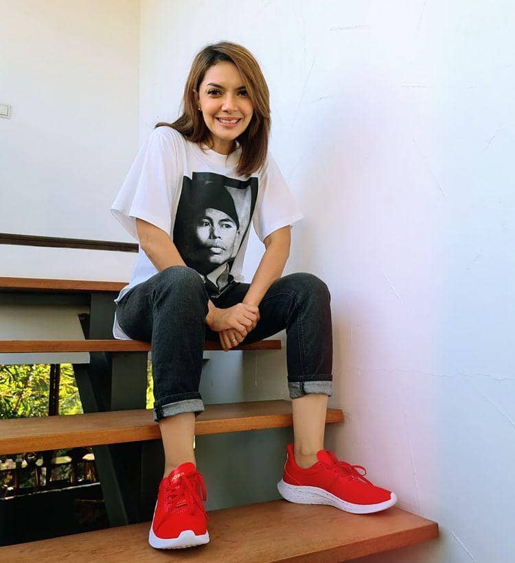 Najwa Shihab dengan Koleksi Sneakers-nya (instagram.com/najwashihab)