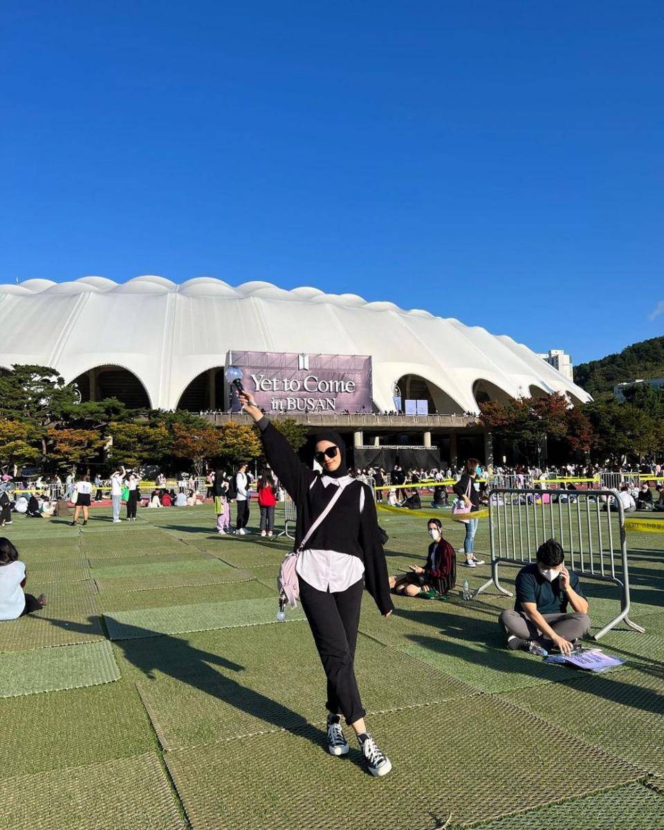 inspirasi ootd traveling ke Korea Selatan ala Rania Sukandari (instagram.com/raniaskdr_)
