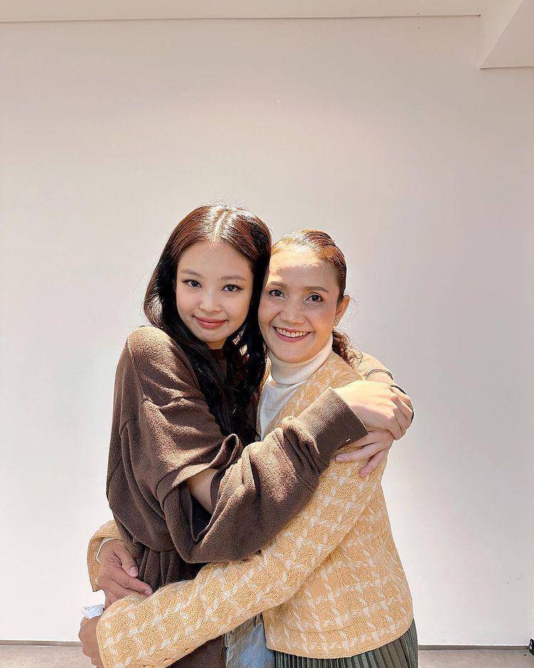 Chitthip Bruschweiler, ibu Lisa BLACKPINK (kanan) (instagram.com/chitthipbruschweiler)
