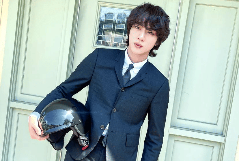 9 Potret Balik Layar Jin BTS di MV The Astronaut, Jadi Tempat Berpose!