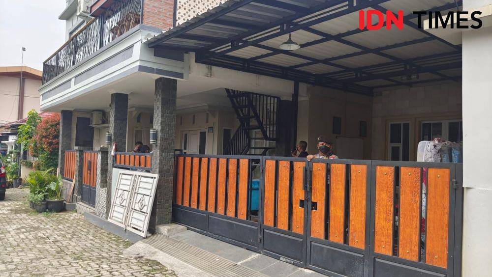 Rumah kediaman tersangka bersama istri dan anaknya yang dianiaya hingga meninggal dunia di wilayah Jatijajar, Kecamatan Tapos, Kota Depok. (IDNTimes/Dicky)