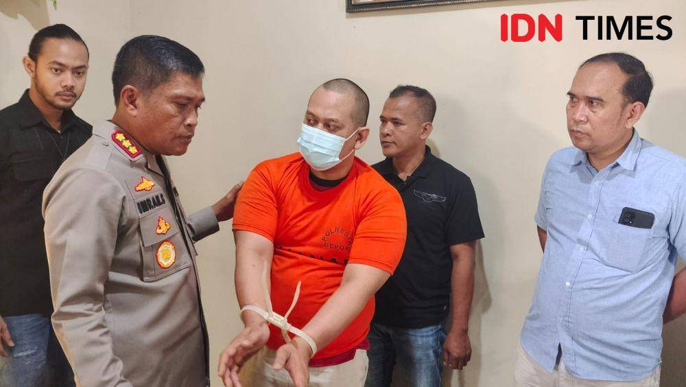 Tersangka Rizky mengikuti pra rekonsturksi pembacokan kepada istri dan anaknya meninggal dunia, Kelurahan Jatijajar, Kecamatan Tapos, Kota Depok. (IDNTimes/Dicky)