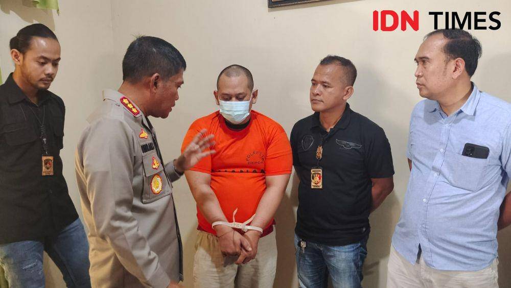 Tersangka Rizky mengikuti pra rekonsturksi pembacokan kepada istri dan anaknya meninggal dunia, Kelurahan Jatijajar, Kecamatan Tapos, Kota Depok. (IDNTimes/Dicky)