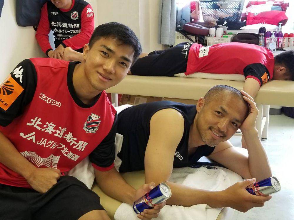 Chanathip Songkrasin (kiri) dan Shinji Ono (kanan) ketika membela Hokkaido Consadole Sapporo. (twitter.com/consaofficial)