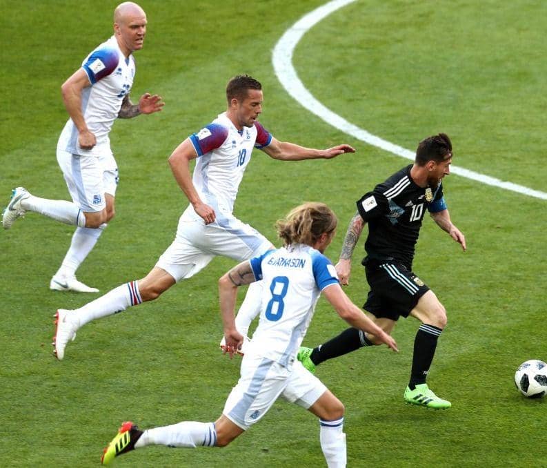 Tiga pemain Islandia berusaha mengadang Lionel Messi di Piala Dunia 2018. (twitter.com/FIFAMuseum)