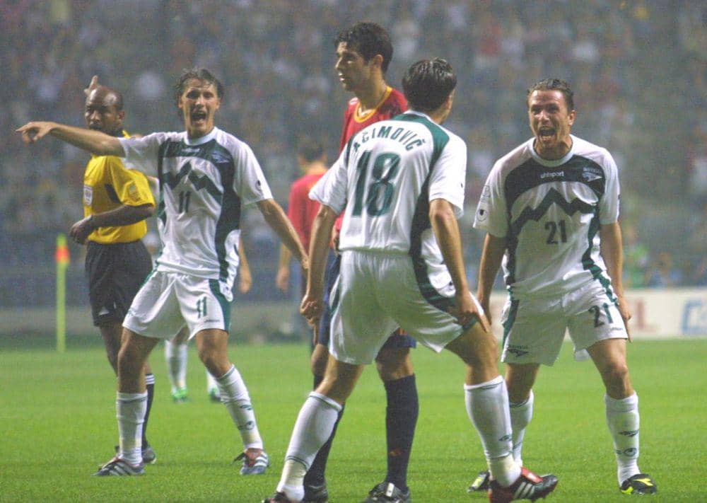 Pemain Slovenia saat merayakan gol melawan Spanyol di Piala Dunia 2002. (twitter.com/nzs_si)
