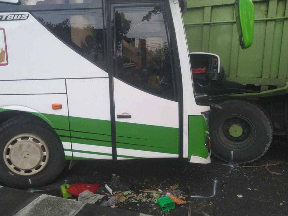 Bus tabrak truk di Jalan Ring Road Selatan, Bantul. (Dok. Polres Bantul)