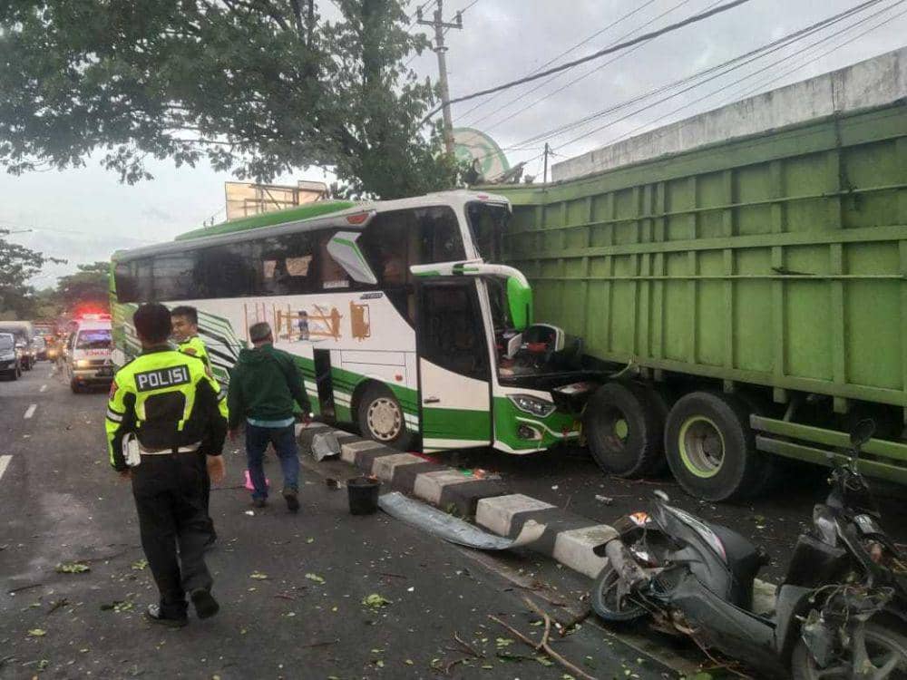Ini Penyebab Bus Tabrak Truk Mogok di Ring Road Selatan Bantul
