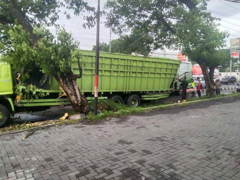 Bus tabrak truk di Jalan Ring Road Selatan, Bantul. (Dok. Polres Bantul)