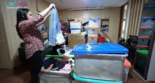 9 Potret Nagita Slavina akan Pindahan Rumah, Baju-Baju Diobral!
