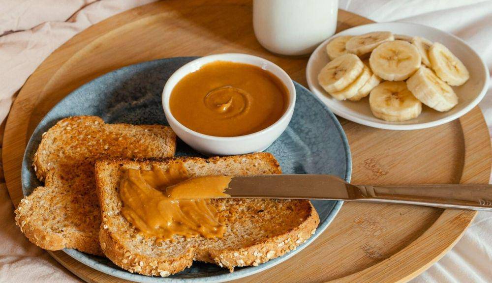 ilustrasi cinnamon butter dan roti (freepik.com/freepik)