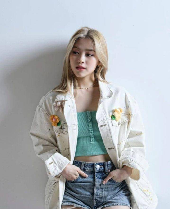 OOTD ala Ryujin ITZY (instagram.com/ryujin_itzy)