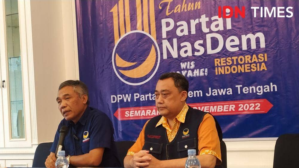 Bendahara Partai NasDem Jawa Tengah Prianto A Suryono bersama Wakil Ketua Bidang Organisasi dan Keanggotaan NasDem Jateng Ali Mansur mengadakan jumpa pers menyambut HUT Ke-11 NasDem. (IDN Times/Fariz Fardianto)