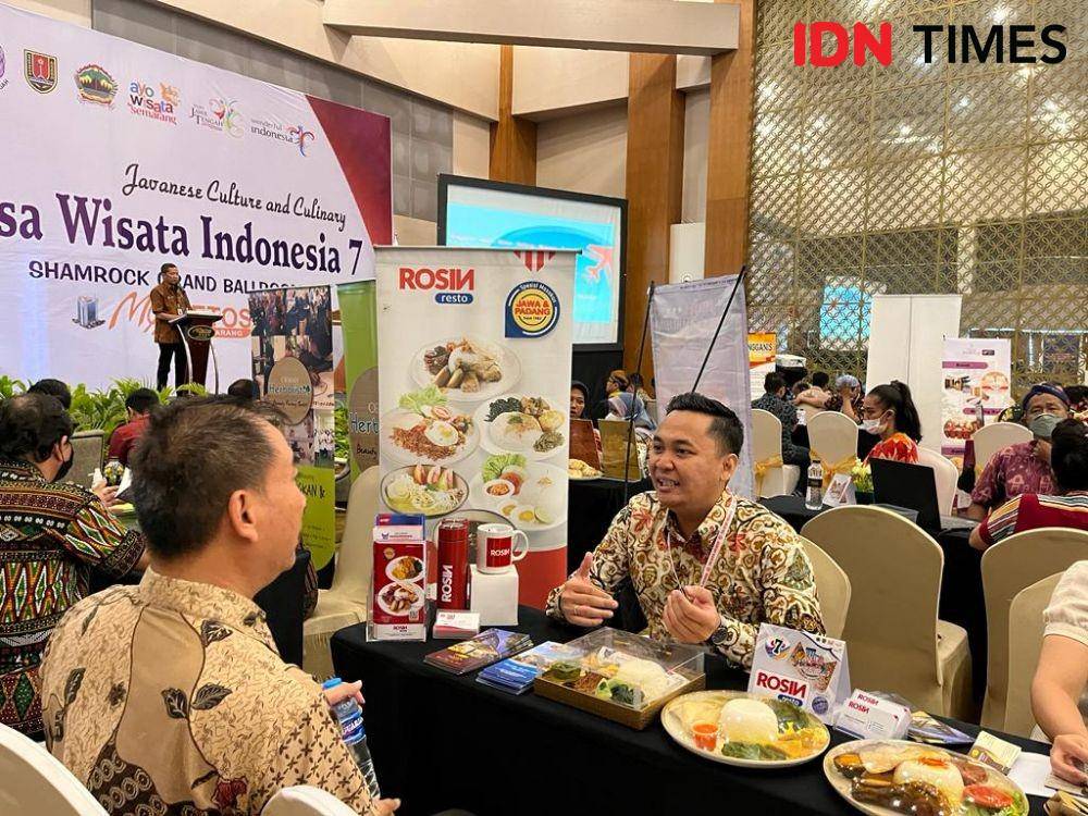 Buyer dan seller pelaku pariwisata bertemu di Bursa Wisata Indonesia (BWI) Jateng Ke-7 di Hotel MG Setos Semarang, Selasa (8/11/2022). (IDN Times/Anggun Puspitoningrum)
