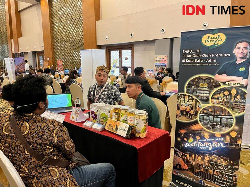 Buyer dan seller pelaku pariwisata bertemu di Bursa Wisata Indonesia (BWI) Jateng Ke-7 di Hotel MG Setos Semarang, Selasa (8/11/2022). (IDN Times/Anggun Puspitoningrum)