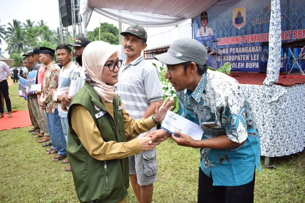 Tekan Inflasi di Lebak, Bupati Iti Salurkan Bansos BBM