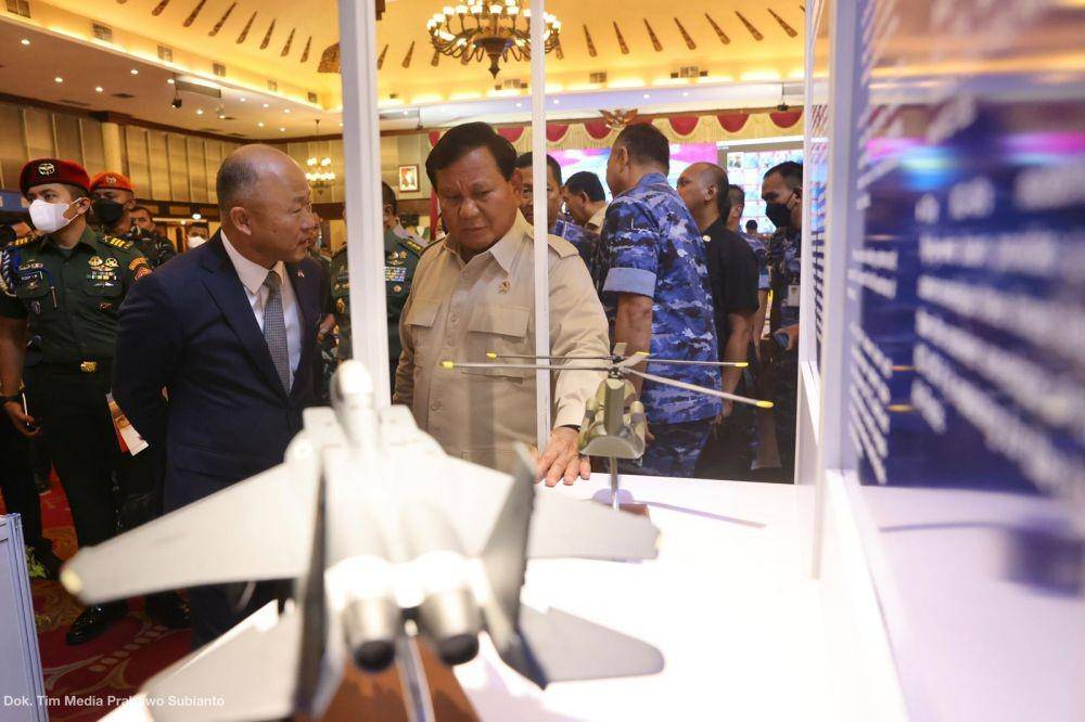Menteri Pertahanan Prabowo Subianto ketika menyaksikan mock up jet tempur di Lanud Halim, Jakarta Timur. (Dokumentasi Tim Media Menhan)