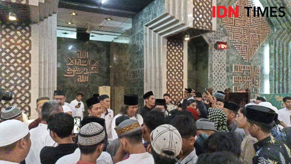 Para anggota mantan geng motor saat bersalaman dengan Gus Muwafiq di Masjid Al Markaz Al Islami Makassar. (Dahrul Amri/IDN Times Sulsel)