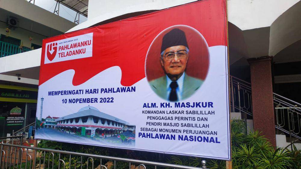 Banner di halaman depan Masjid Sabilillah, Kota Malang jelang Hari Pahlawan. IDN Times/Alfi Ramadana