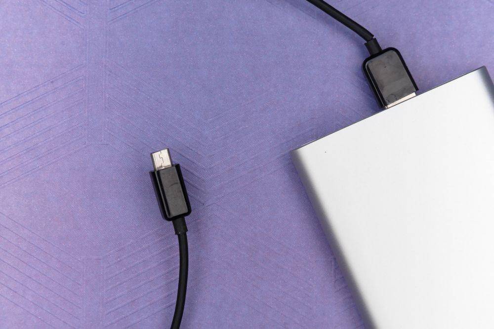 ilustrasi power bank (unsplash.com/Markus Winkler)