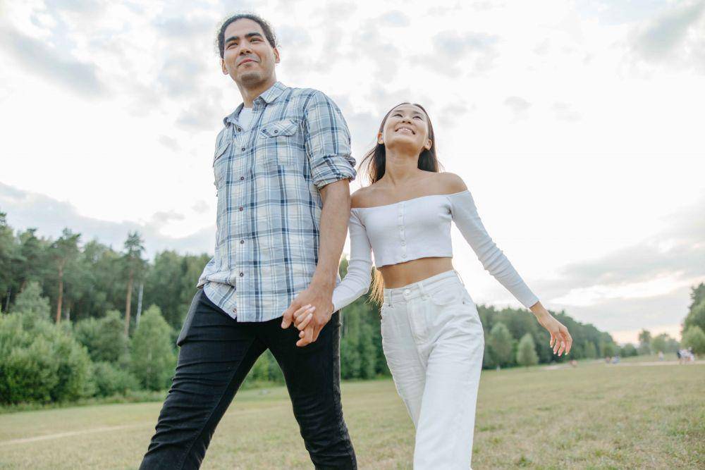 Holding hands and laughing (pexels.com/Anastasia Shuraeva)