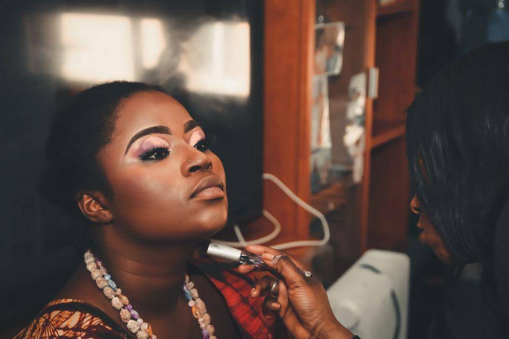 ilustrasi mengaplikasikan makeup (pexels.com/El gringo photo)