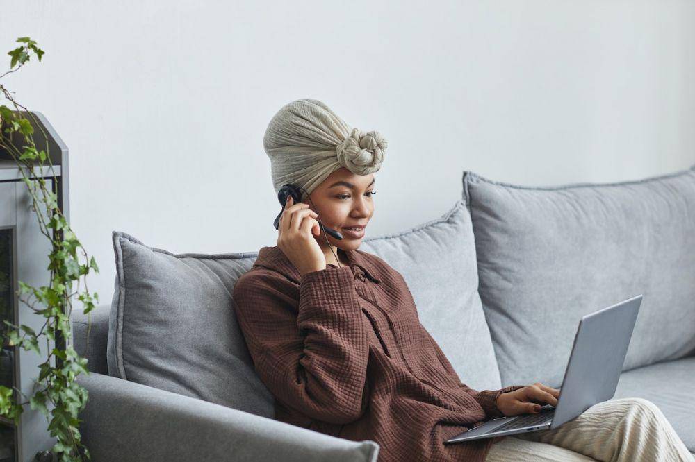 ilustrasi customer service bekerja (pexels.com/Jep Gambardella)