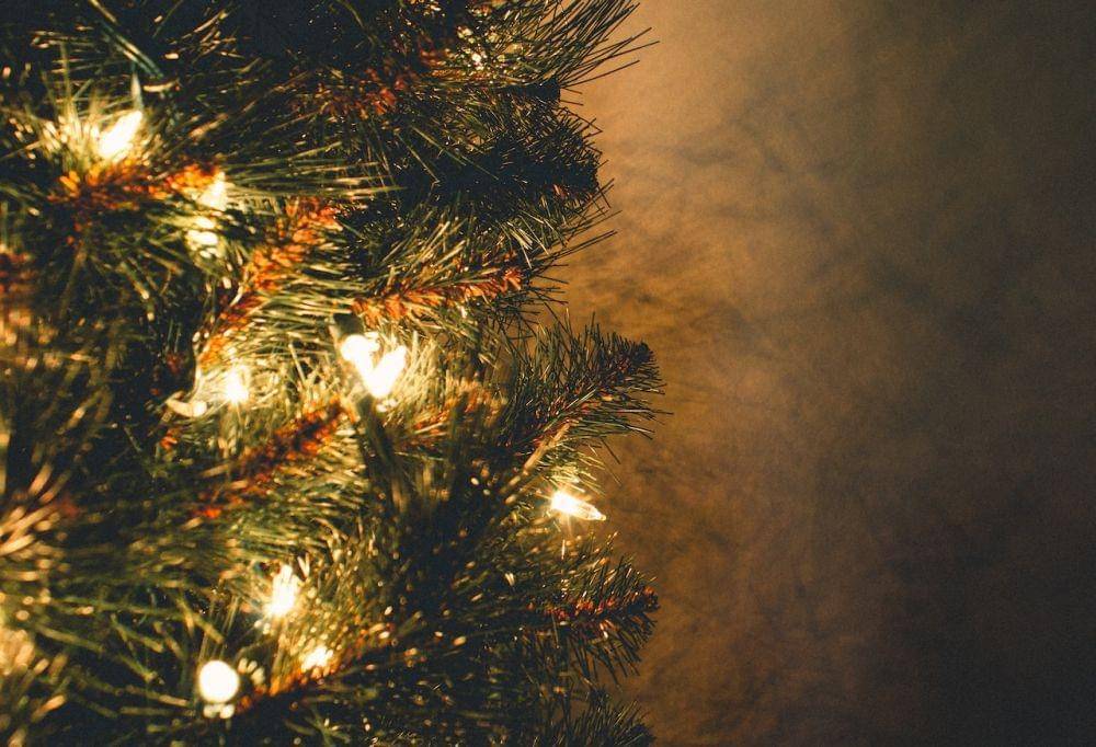 ilustrasi lampu pada pohon natal (Pexels.com/Jeswin Thomas)