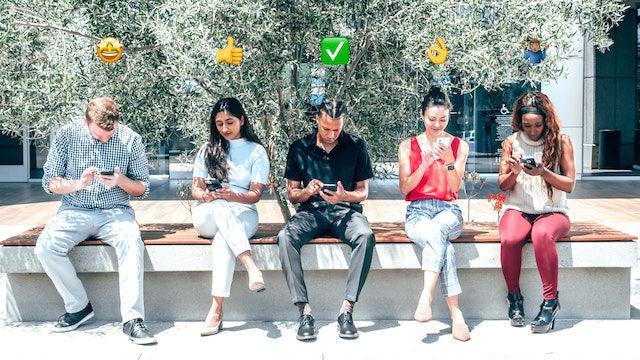 ilustrasi emoji (pexels.com/Kindel Media)