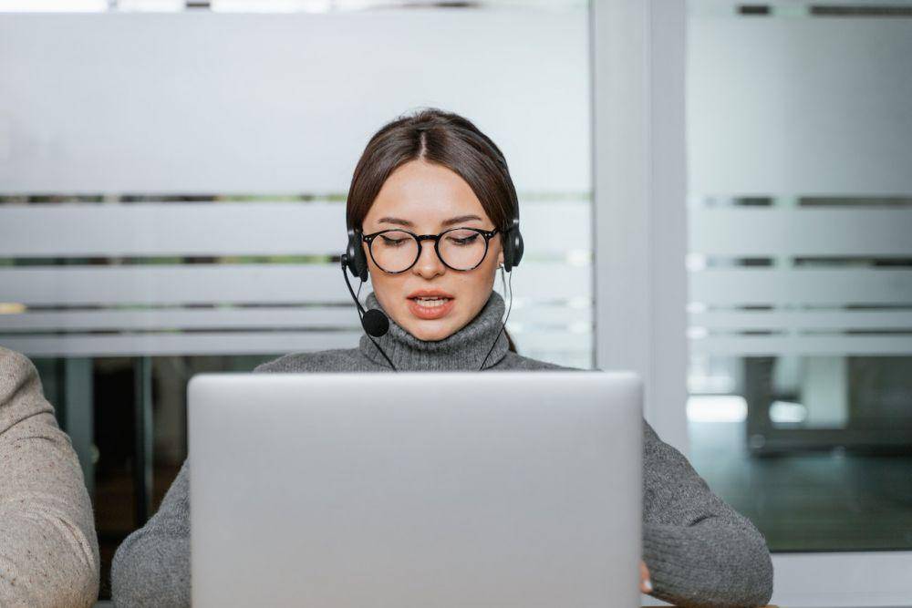 ilustrasi customer service (pexels.com/MART PRODUCTION)
