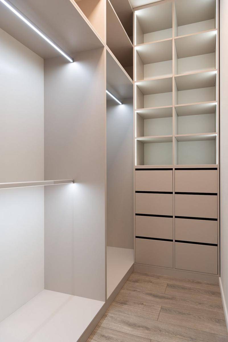 inspirasi ruang wardrobe mungil (pexels.com/Max Vakhtbovych)