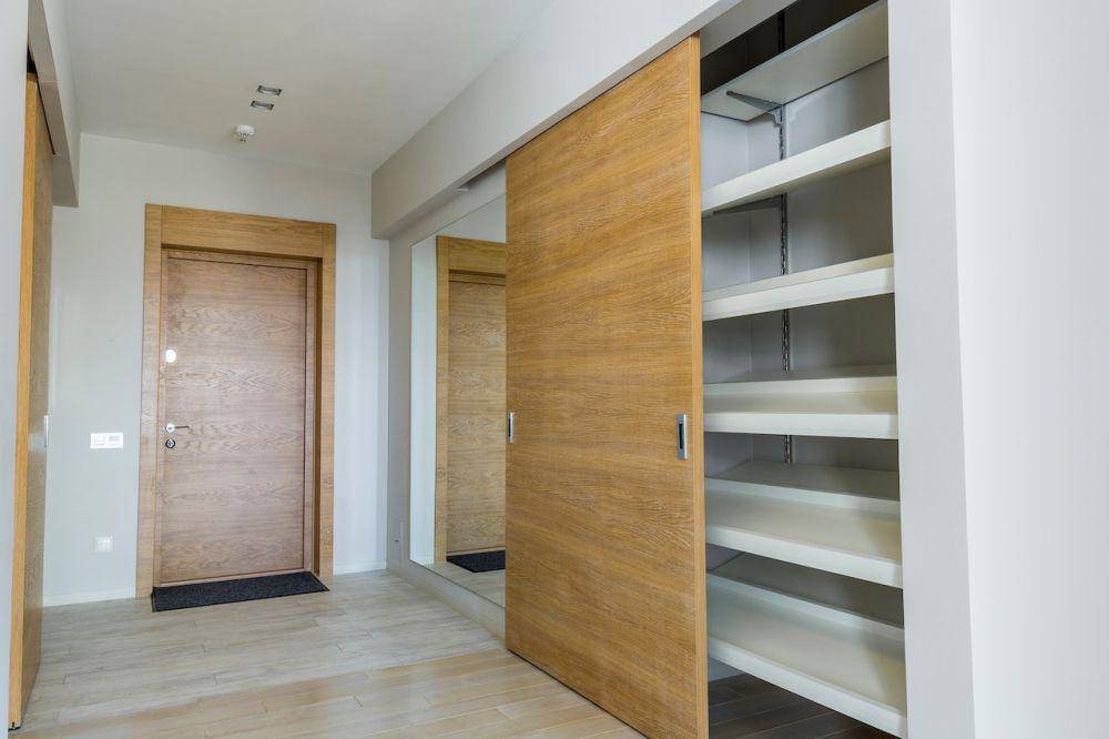 inspirasi ruang wardrobe mungil (pexels.com/Max Vakhtbovych)