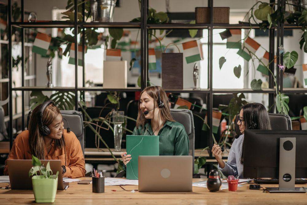 ilustrasi berbincang di kantor (pexels.com/Pavel Danilyuk)