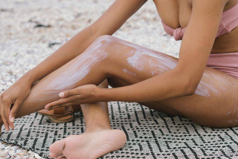 Ilustrasi menggunakan sunscreen di bagian kaki (pexels.com/RF._.studio)
