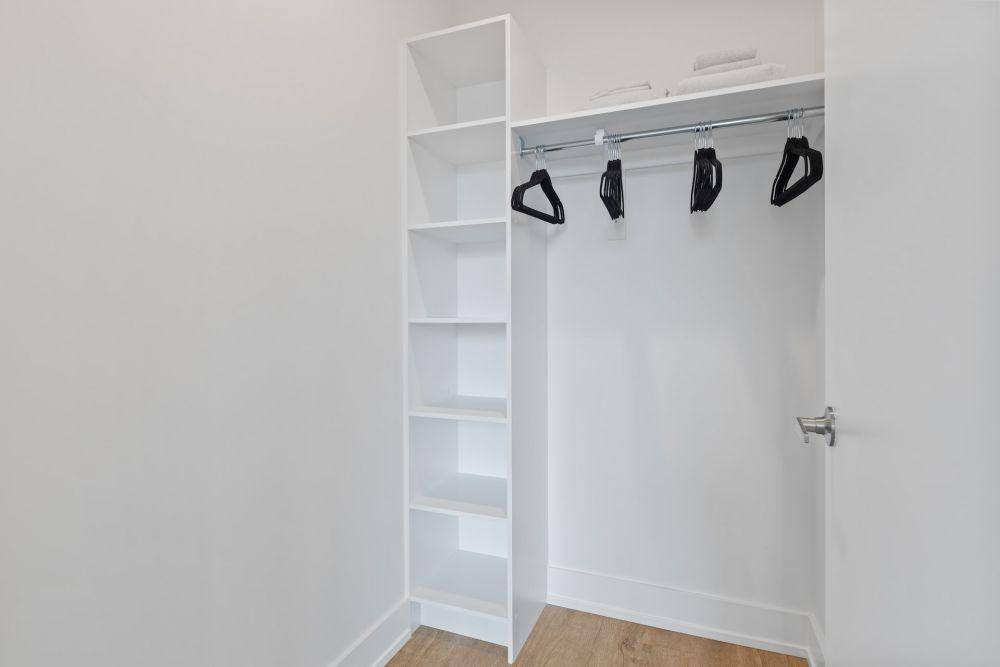 inspirasi ruang wardrobe mungil (unsplash.com/Point3D Commercial Imaging Ltd.)